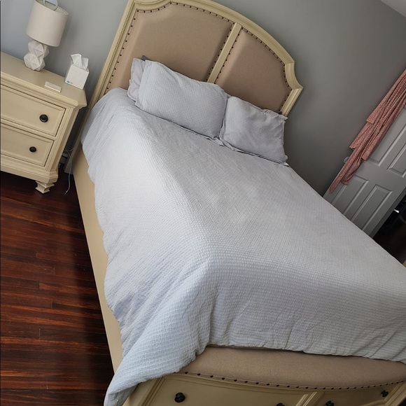 Bedroom set - Picture 1 of 5
